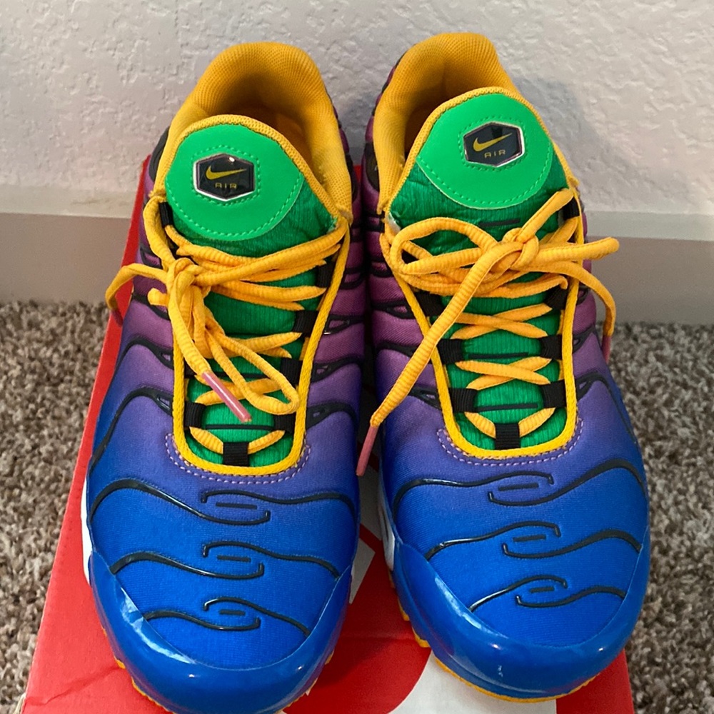 Nike air max size 6.5 mens. Only worn a couple of times. Very good condition